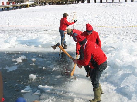 3.En trouver d'autres pour débiter la glace à la hache