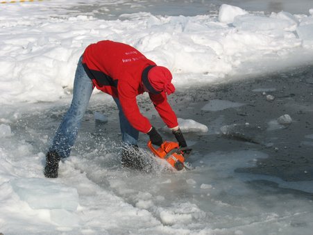 2.Trouver des suicidaires pour tronçonner la glace du lac