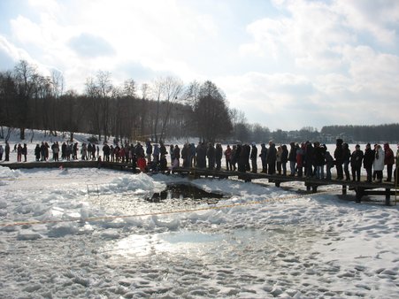 4.Appeler des amis autour du trou d'eau gelée 4.Appeler des amis autour du trou d'eau gelée