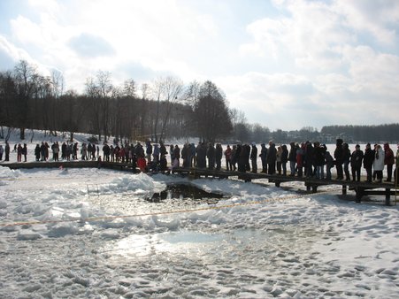 4.Appeler des amis autour du trou d'eau gelée